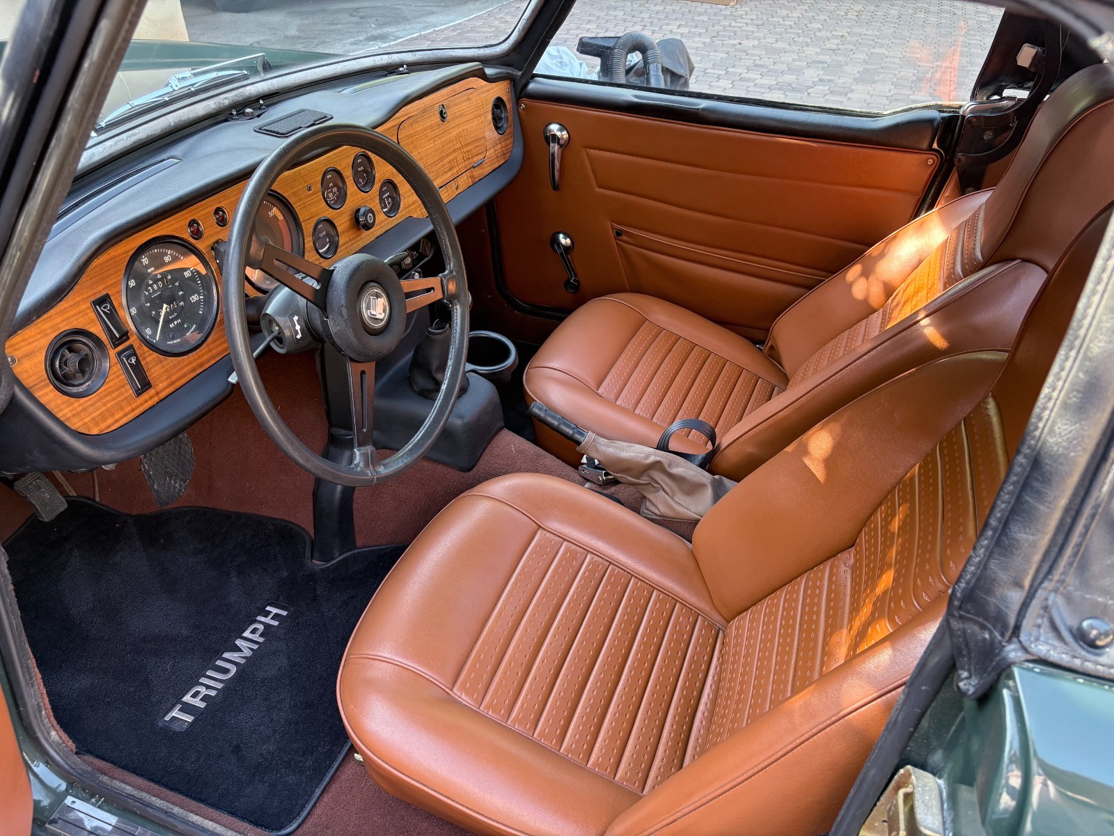 Triumph-TR-6-1972-Convertible-9
