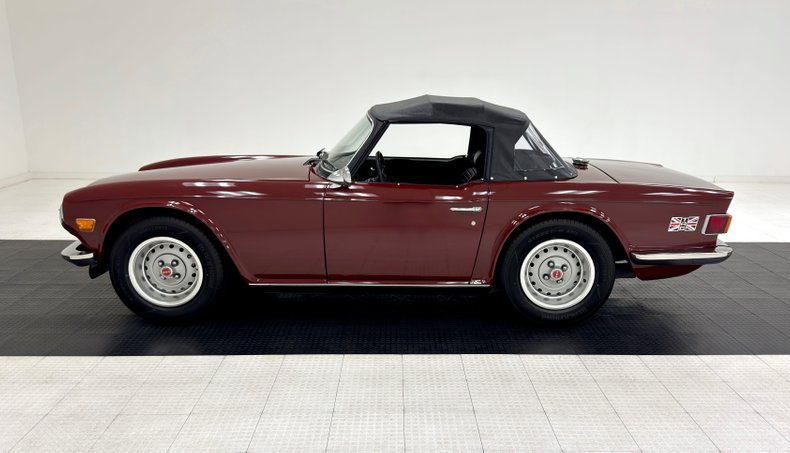 Triumph-Tr6-1973-Burgundy-Black-2