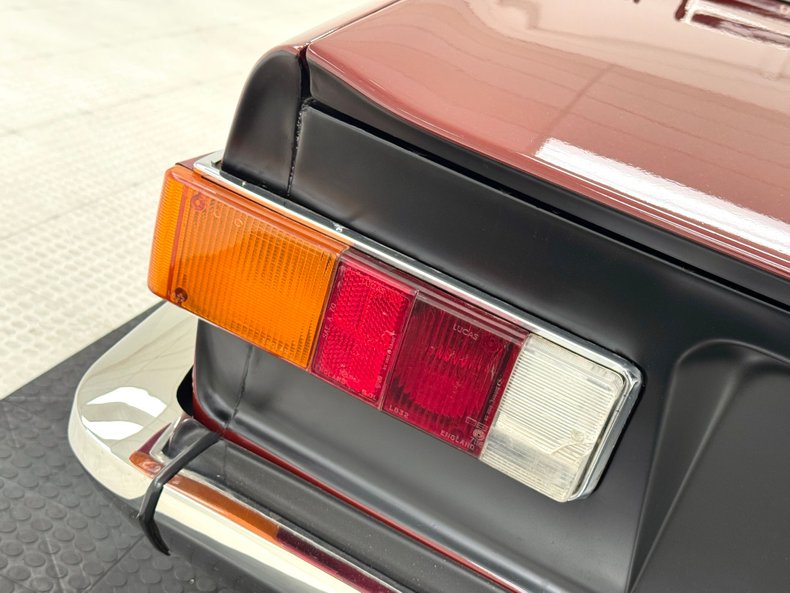 Triumph-Tr6-1973-Burgundy-Black-21