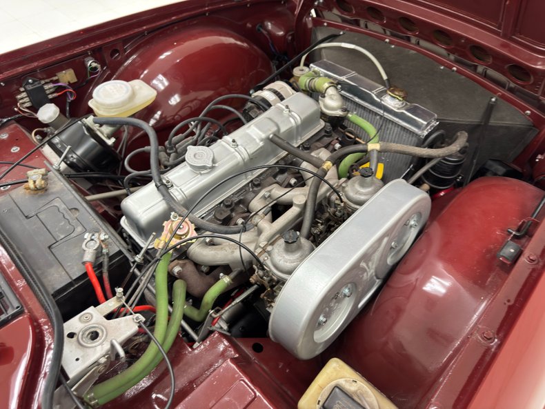 Triumph-Tr6-1973-Burgundy-Black-23