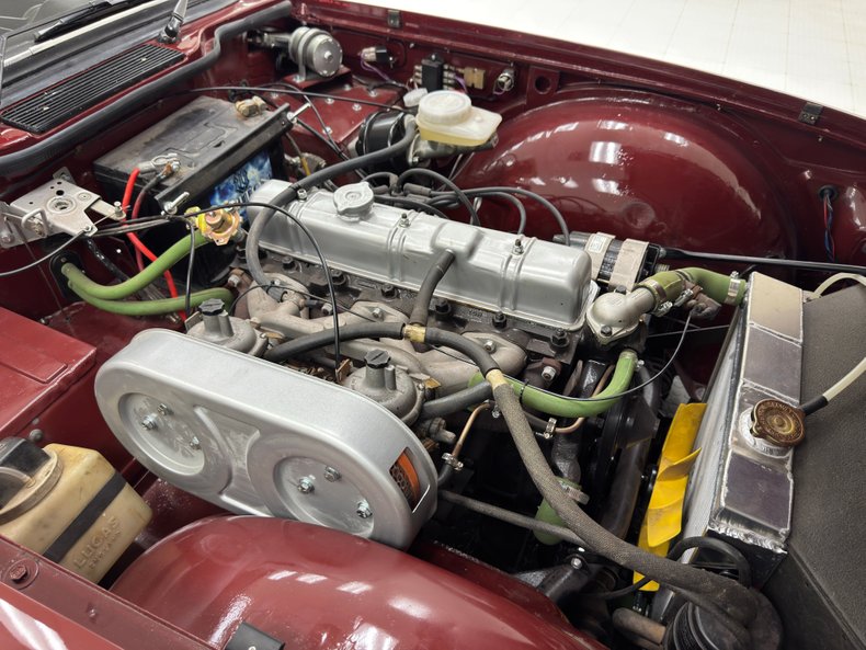 Triumph-Tr6-1973-Burgundy-Black-24