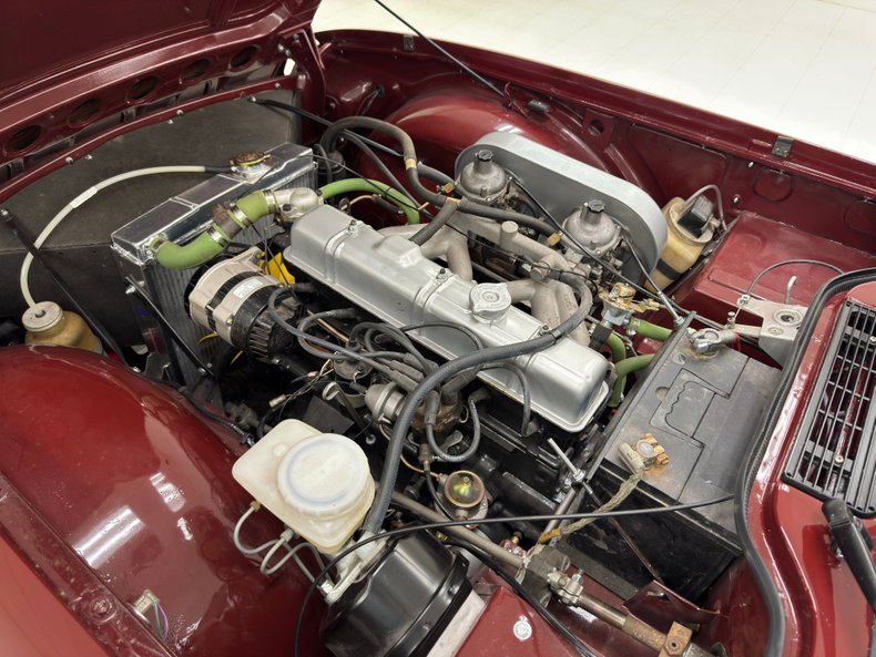 Triumph-Tr6-1973-Burgundy-Black-26