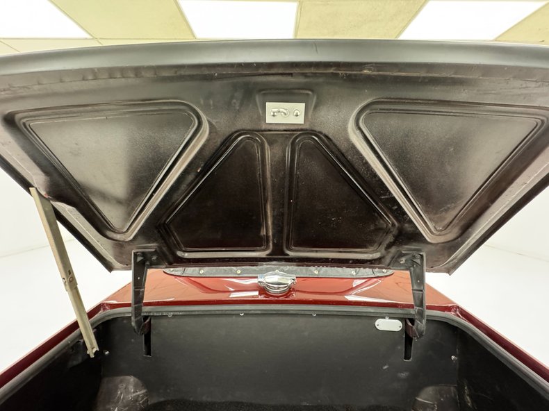 Triumph-Tr6-1973-Burgundy-Black-27