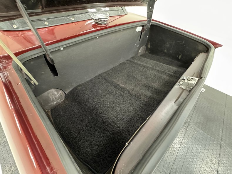 Triumph-Tr6-1973-Burgundy-Black-28