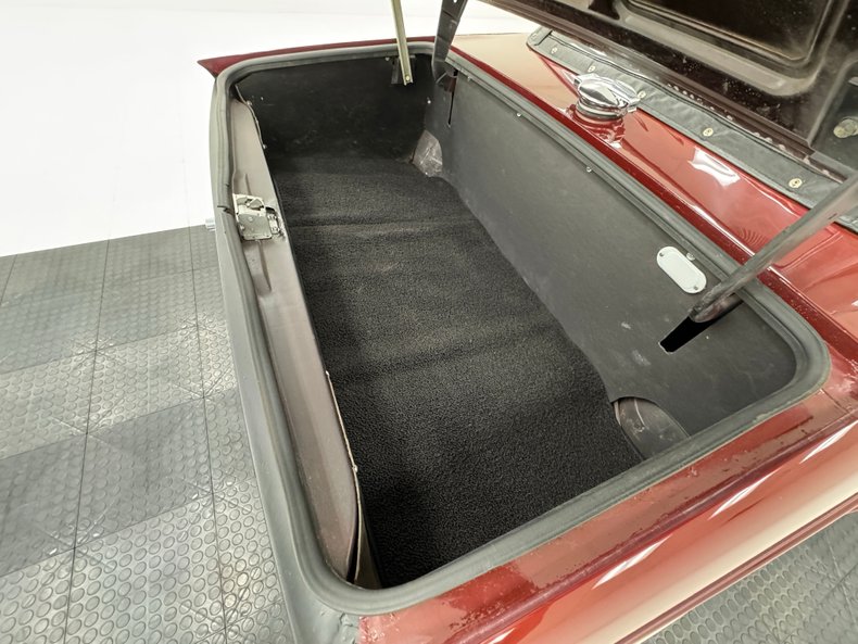 Triumph-Tr6-1973-Burgundy-Black-30