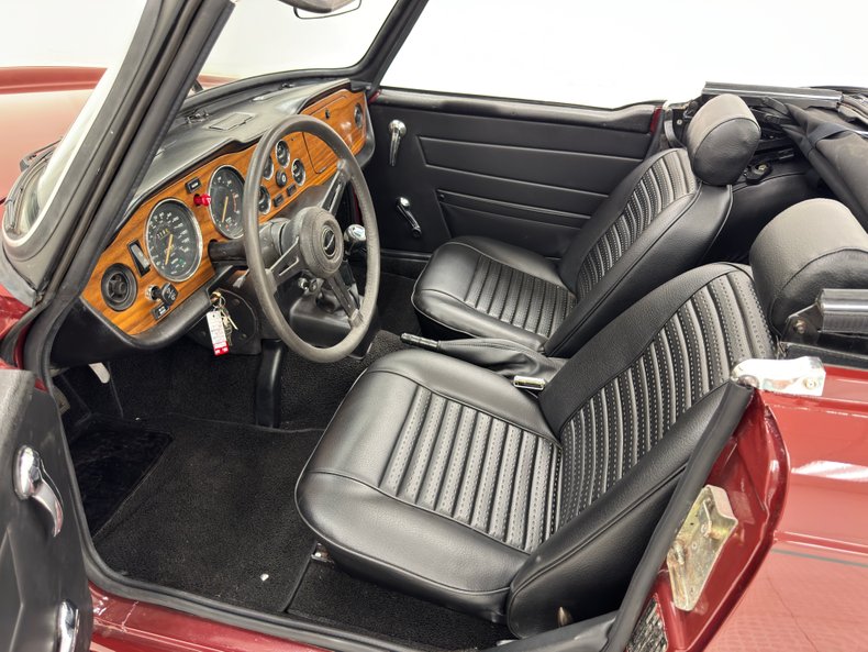 Triumph-Tr6-1973-Burgundy-Black-32