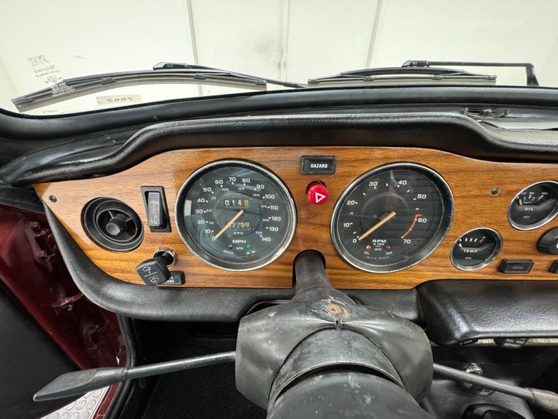 Triumph-Tr6-1973-Burgundy-Black-38