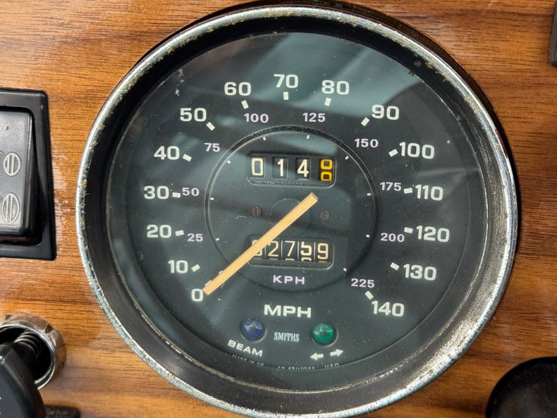 Triumph-Tr6-1973-Burgundy-Black-39