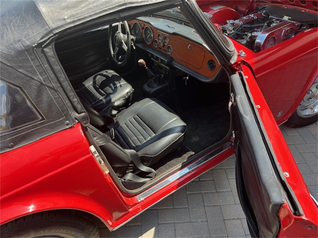 Triumph-Tr6-1973-Pimento-Red-Black-2
