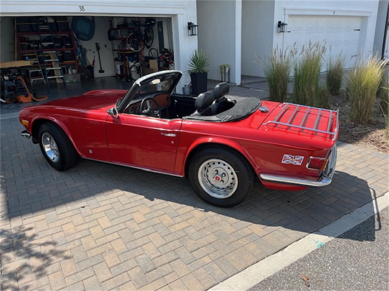 Triumph-Tr6-1973-Pimento-Red-Black-7