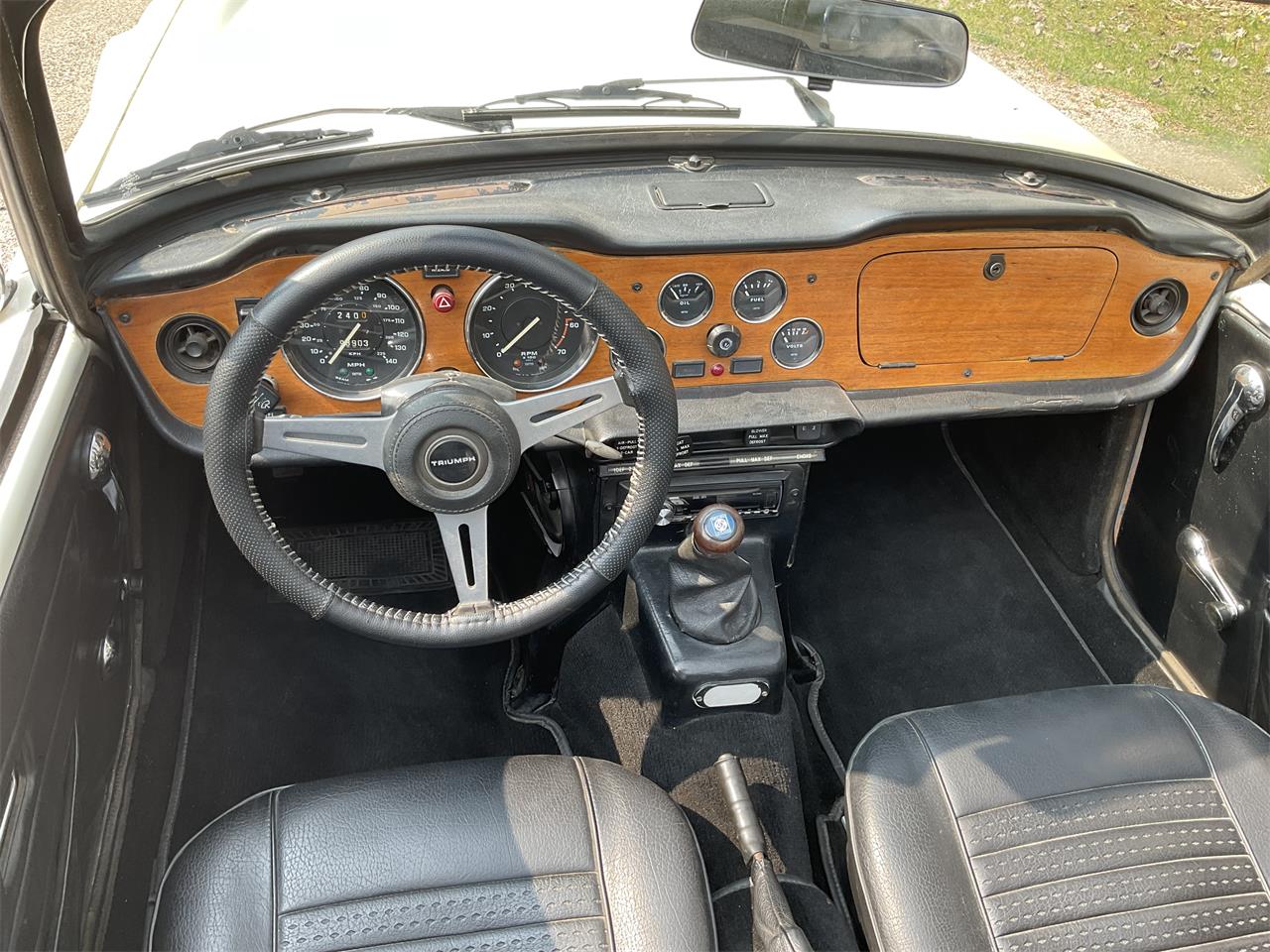 Triumph-Tr6-1973-White-Black-10