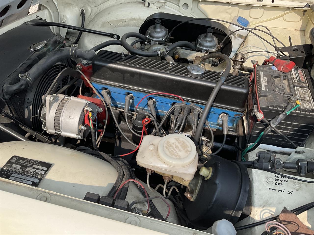 Triumph-Tr6-1973-White-Black-11