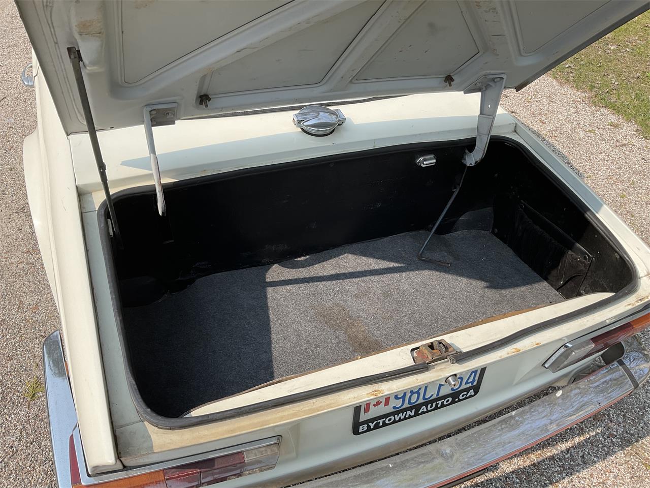 Triumph-Tr6-1973-White-Black-13