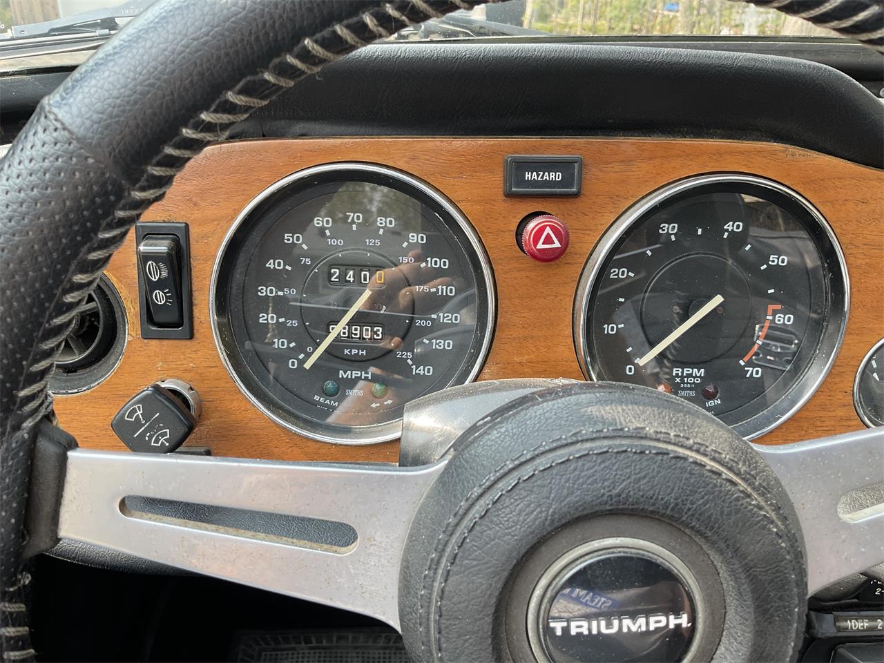 Triumph-Tr6-1973-White-Black-8