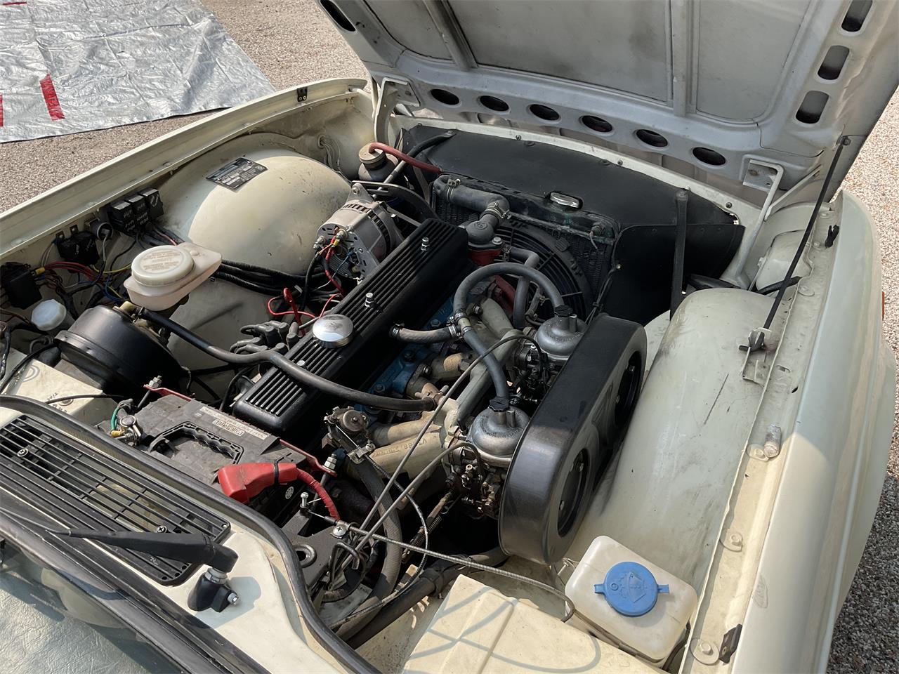 Triumph-Tr6-1973-White-Black-9