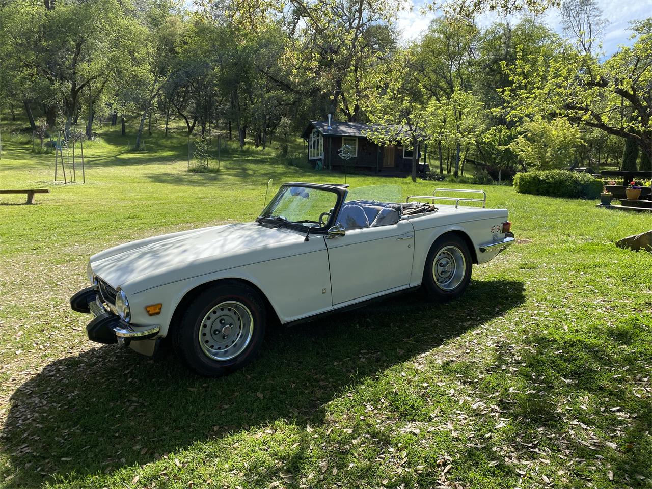 Triumph-Tr6-1974-White-Black-1