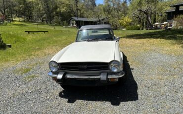 Triumph-Tr6-1974-White-Black-3