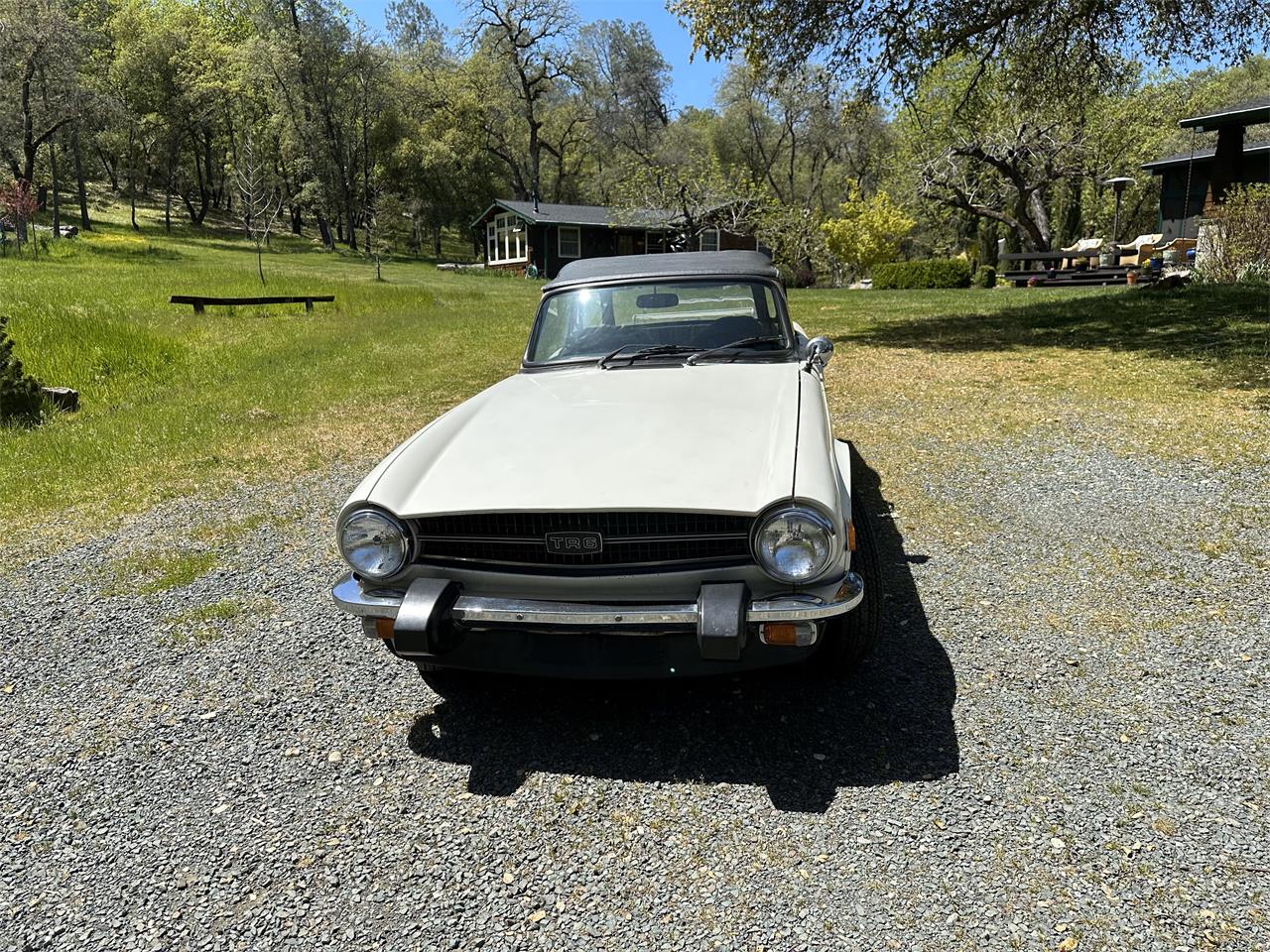 Triumph-Tr6-1974-White-Black-3