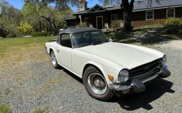 Triumph-Tr6-1974-White-Black-4