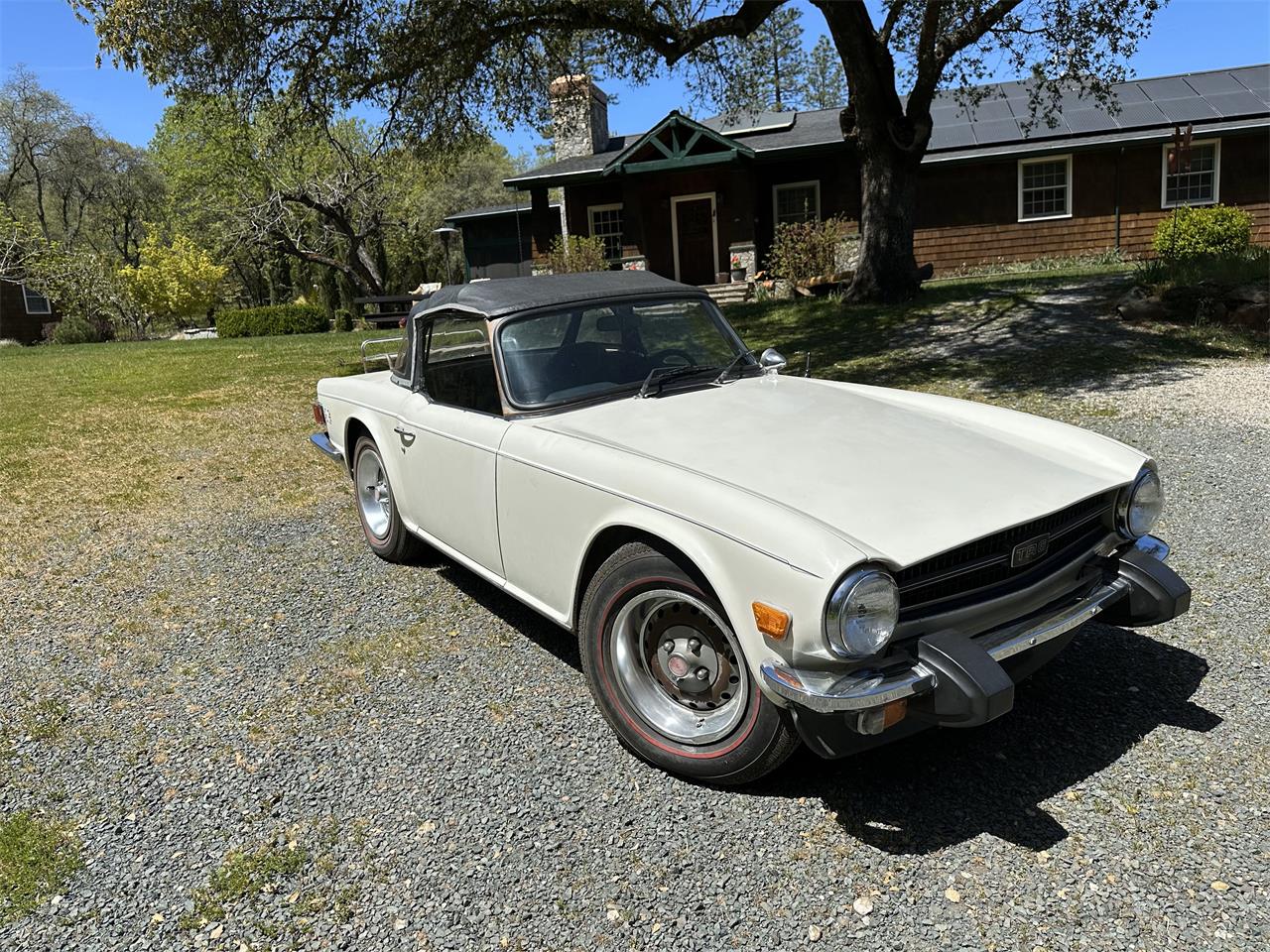 Triumph-Tr6-1974-White-Black-4
