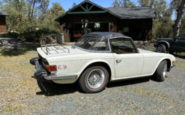 Triumph-Tr6-1974-White-Black-5