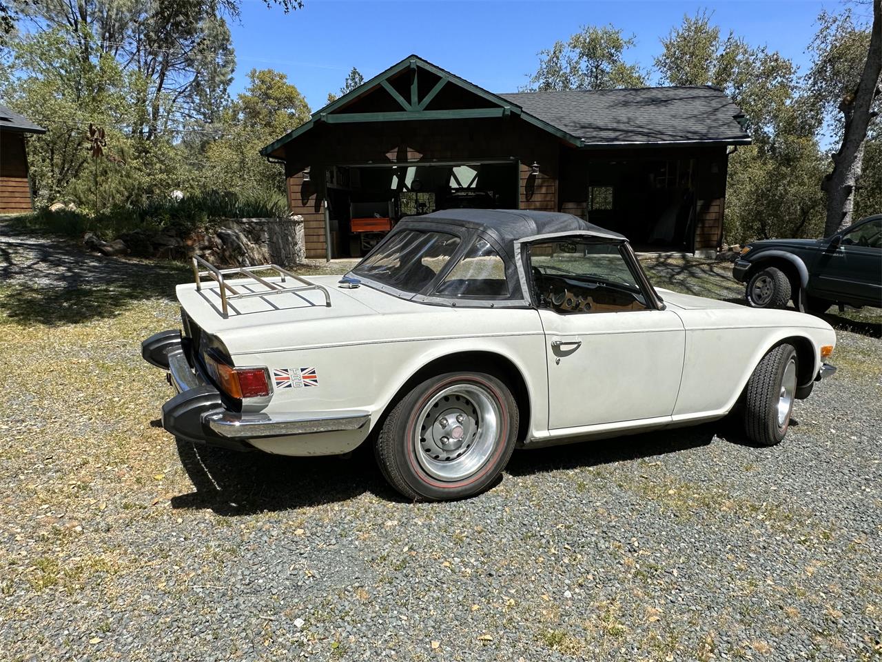 Triumph-Tr6-1974-White-Black-5