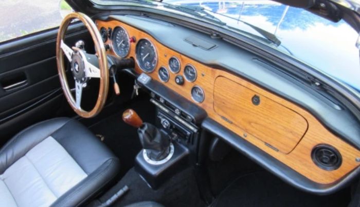 Triumph-Tr6-1975-Viper-Blue-14