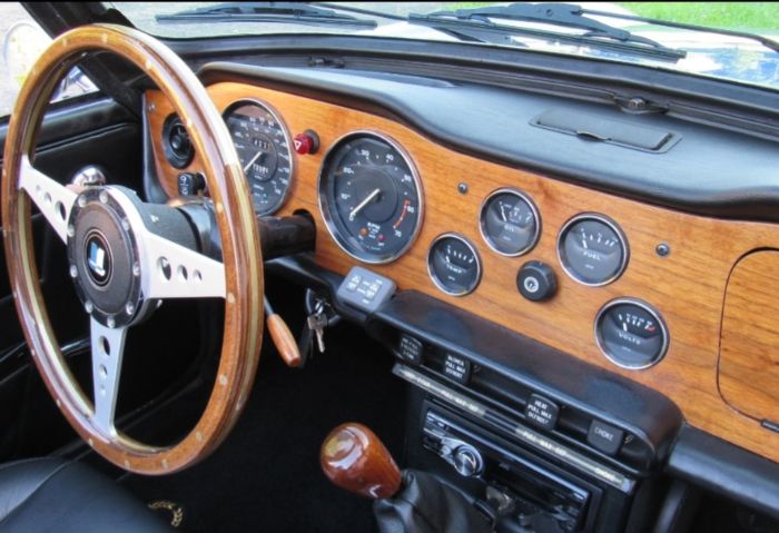 Triumph-Tr6-1975-Viper-Blue-15