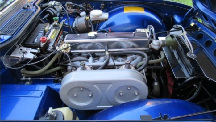 Triumph-Tr6-1975-Viper-Blue-19