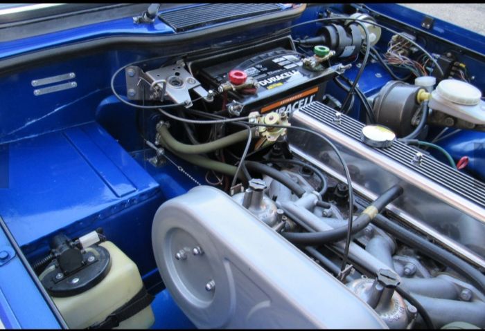 Triumph-Tr6-1975-Viper-Blue-20