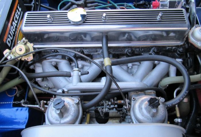 Triumph-Tr6-1975-Viper-Blue-21
