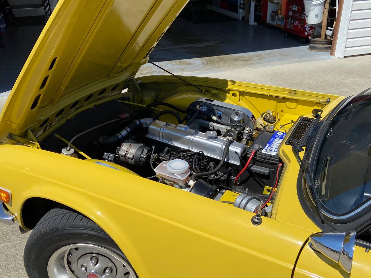Triumph-Tr6-1975-yellow-2