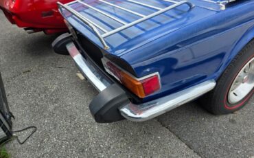 Triumph-Tr6-1976-Blue-Black-11