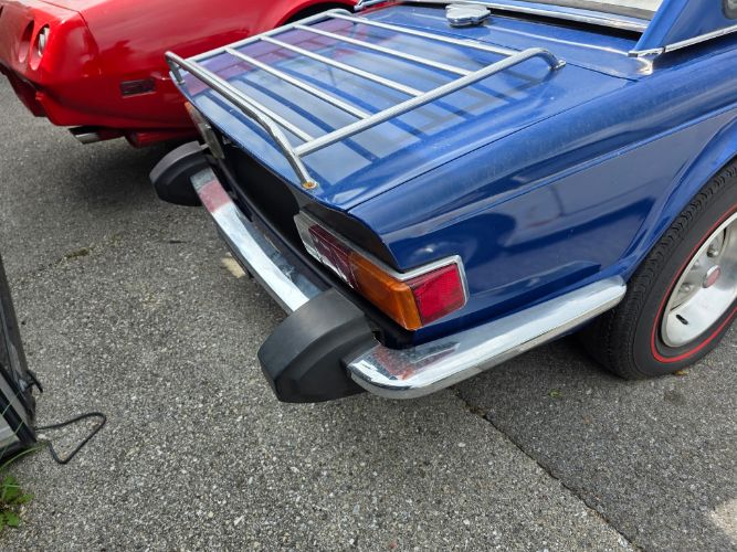 Triumph-Tr6-1976-Blue-Black-11