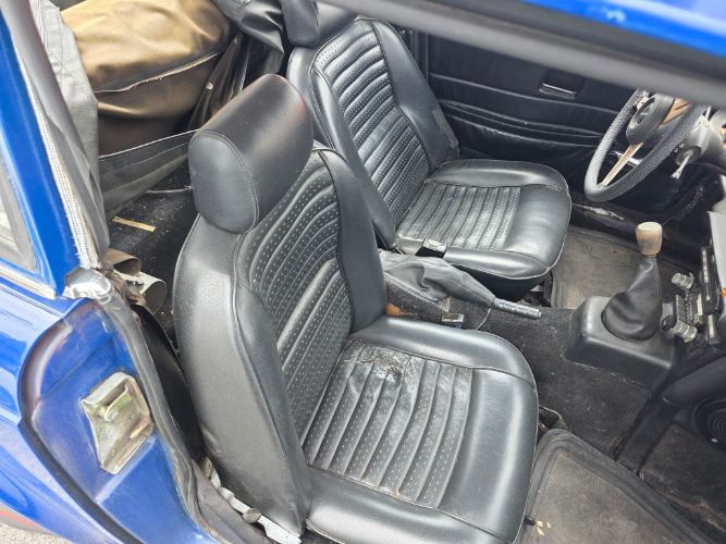 Triumph-Tr6-1976-Blue-Black-4