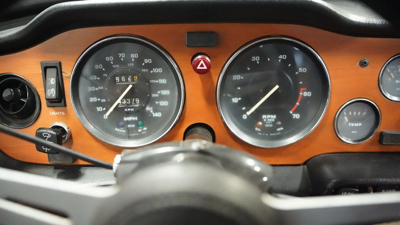Triumph-Tr6-1976-Carmine-Red-Beige-37