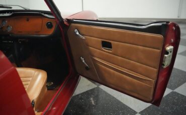 Triumph-Tr6-1976-Carmine-Red-Beige-5