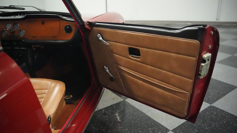 Triumph-Tr6-1976-Carmine-Red-Beige-5