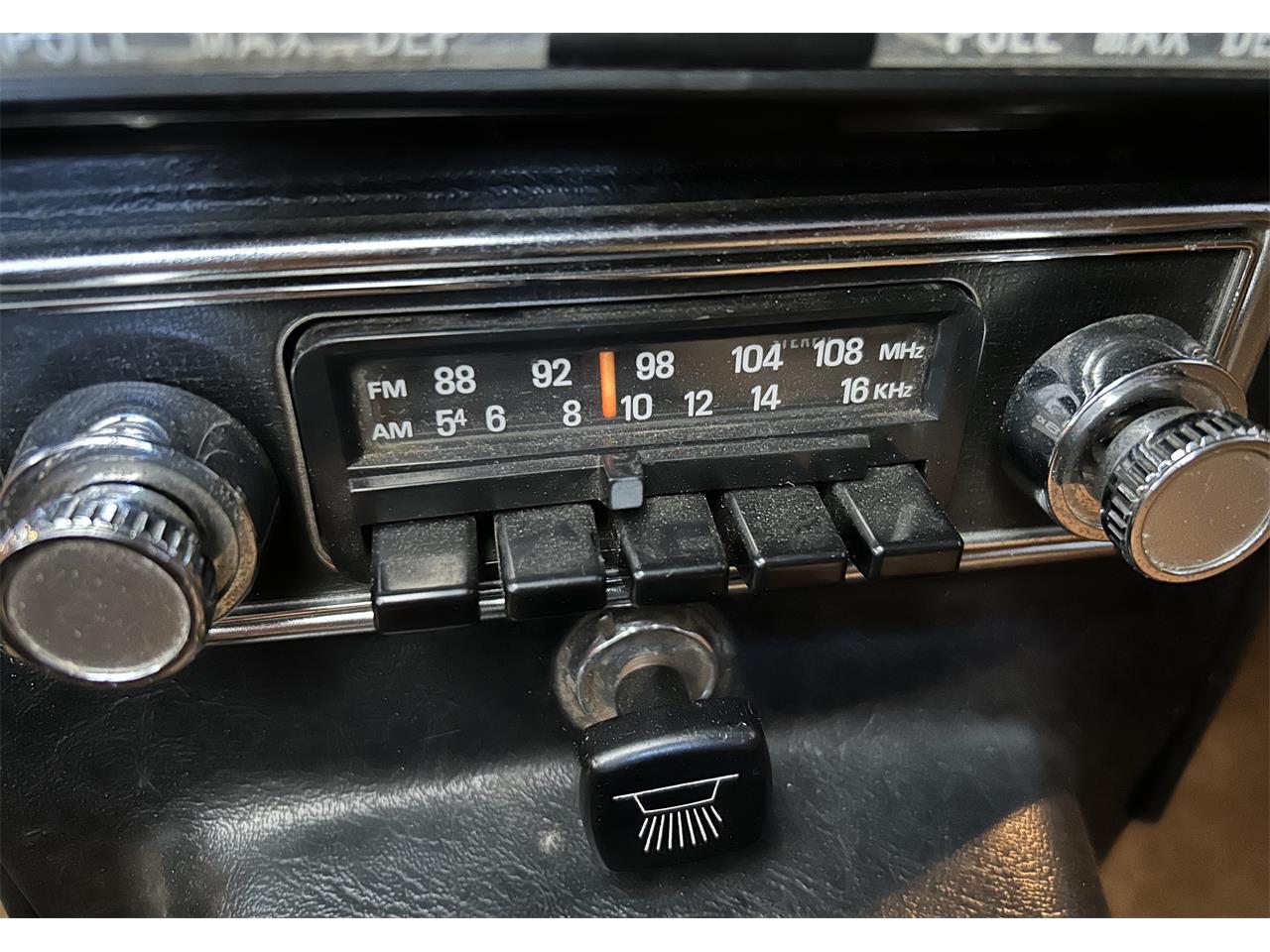 Triumph-Tr6-1976-Red-Beige-13