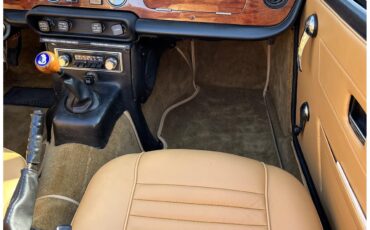 Triumph-Tr6-1976-Red-Beige-18