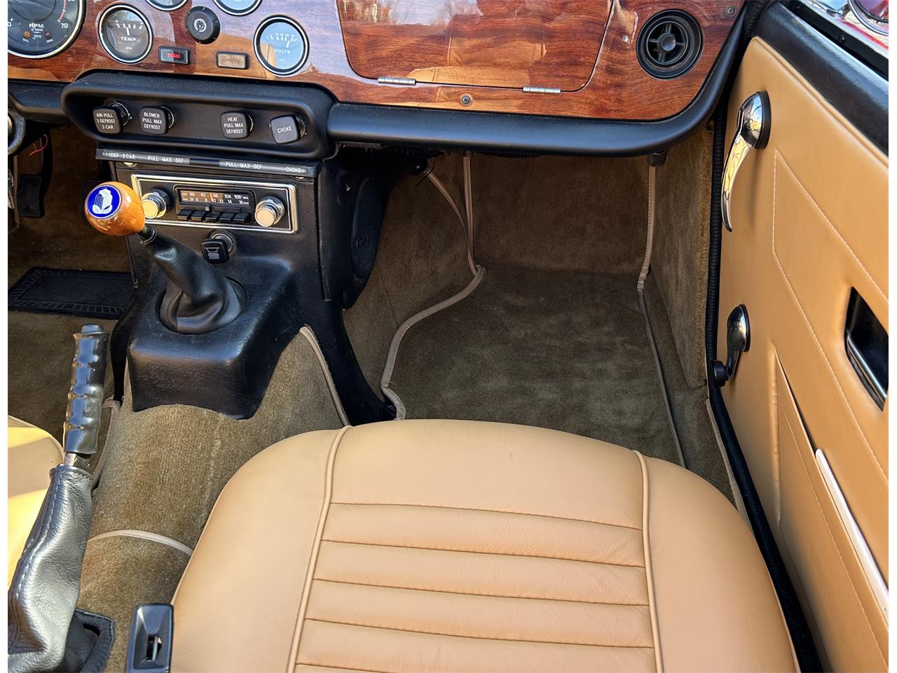 Triumph-Tr6-1976-Red-Beige-18