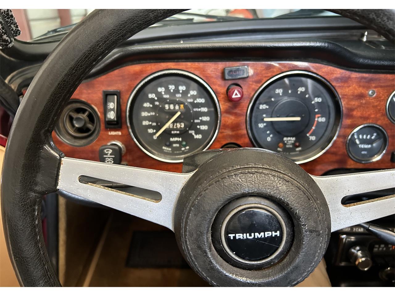 Triumph-Tr6-1976-Red-Beige-27