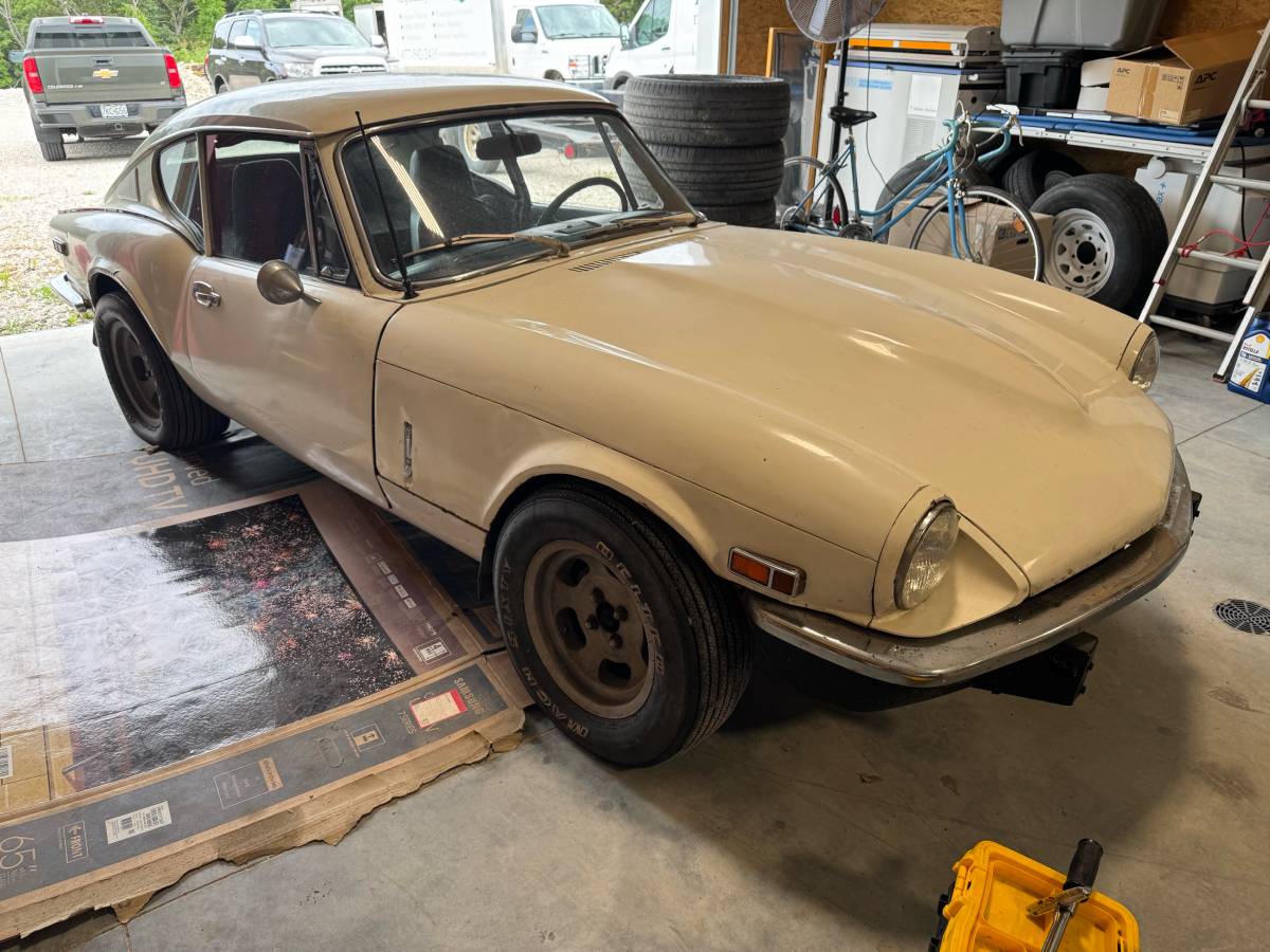 Triumph-gt6-1972-white-1