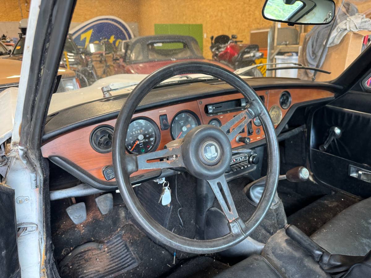 Triumph-gt6-1972-white-12