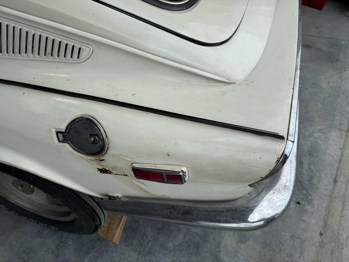 Triumph-gt6-1972-white-4