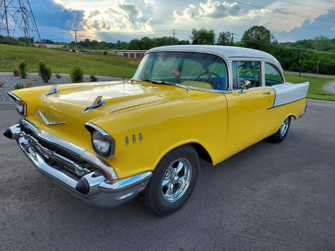 Unknown-150-1957-YellowWhite-BlackWhite-5