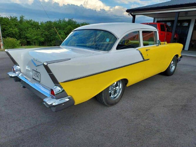 Unknown-150-1957-YellowWhite-BlackWhite-8