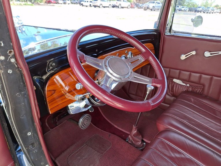 Unknown-2-door-sedan-1932-Black-Maroon-10