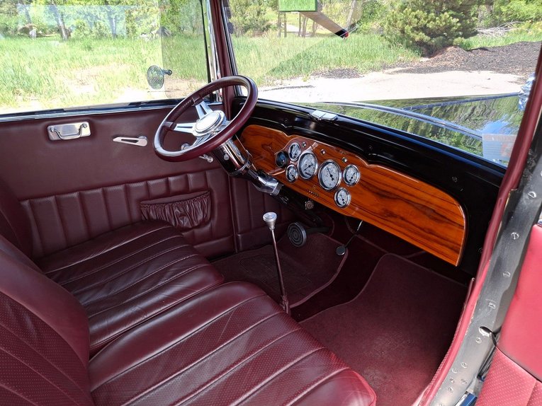 Unknown-2-door-sedan-1932-Black-Maroon-9