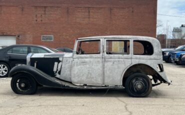 Unknown-2025-1935-White-Black-2